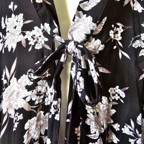Spiritual Gangster Maya Black and Gray Floral Print Kimono Robe One Size… - Picture 4 of 7